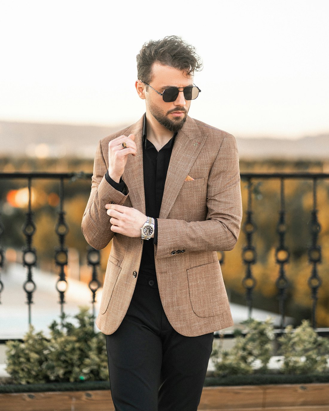 Mann im braunen Blazer