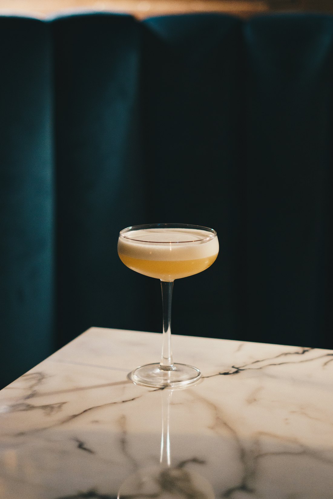 Cocktail auf Marmortisch