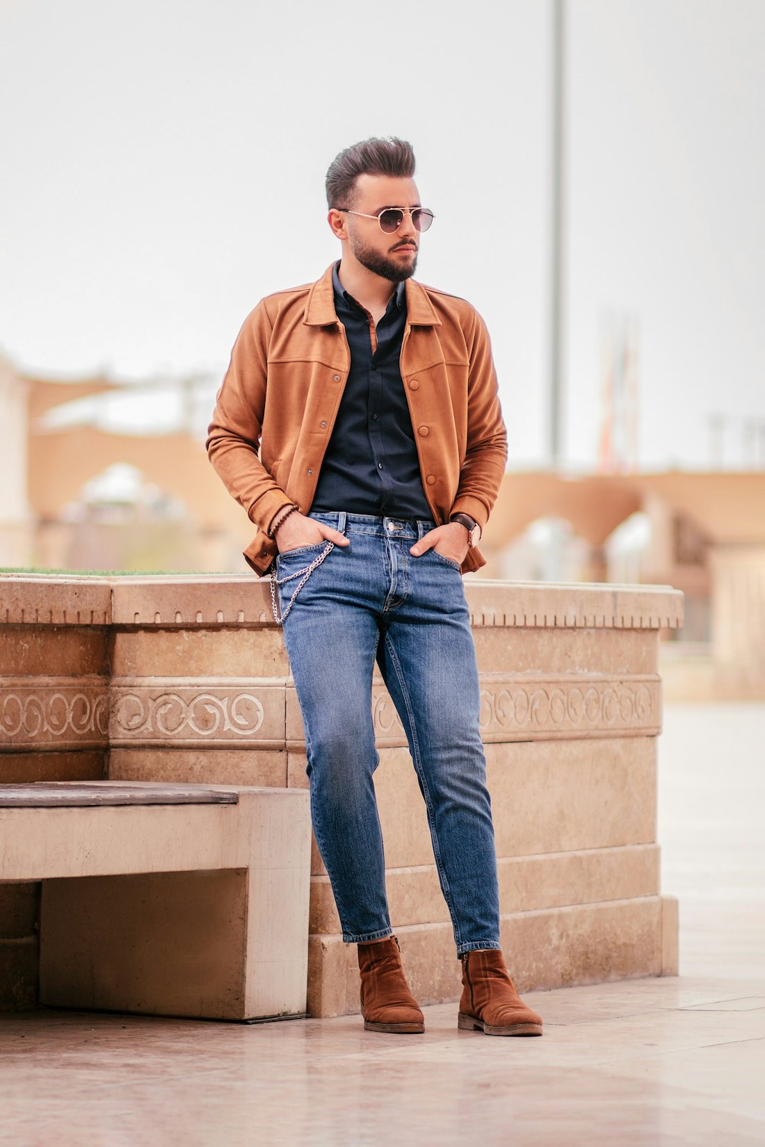 Mann mit Lederjacke und Jeans