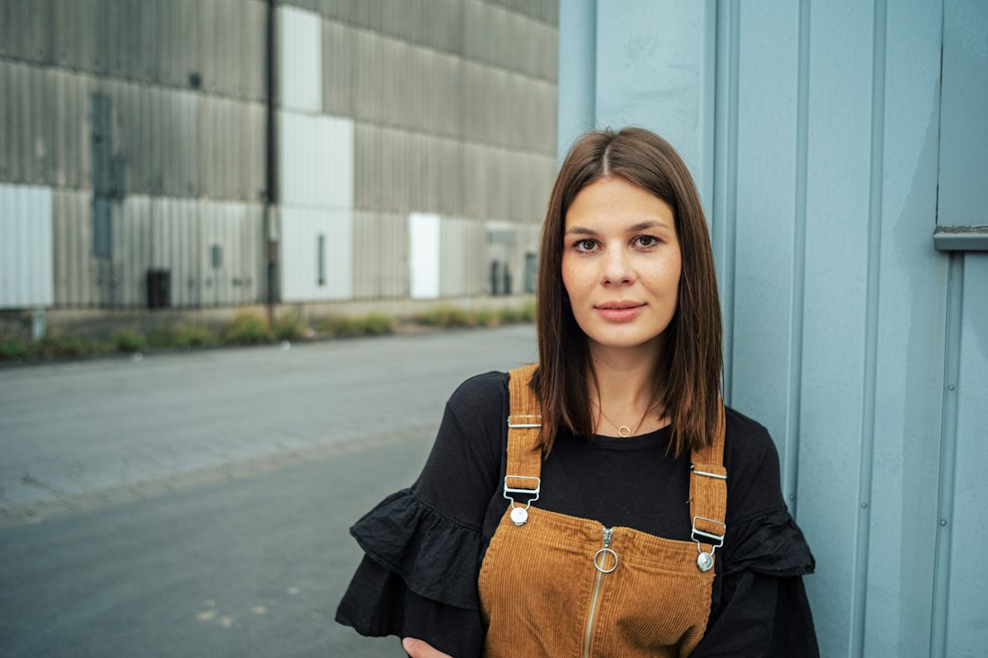 Portrait einer Frau vor blauer Wand