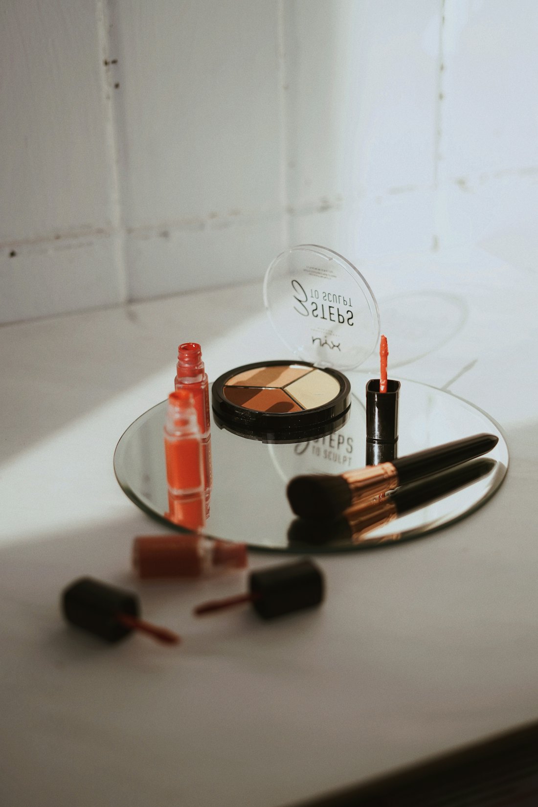 Schminktisch mit Spiegel und Make-up
